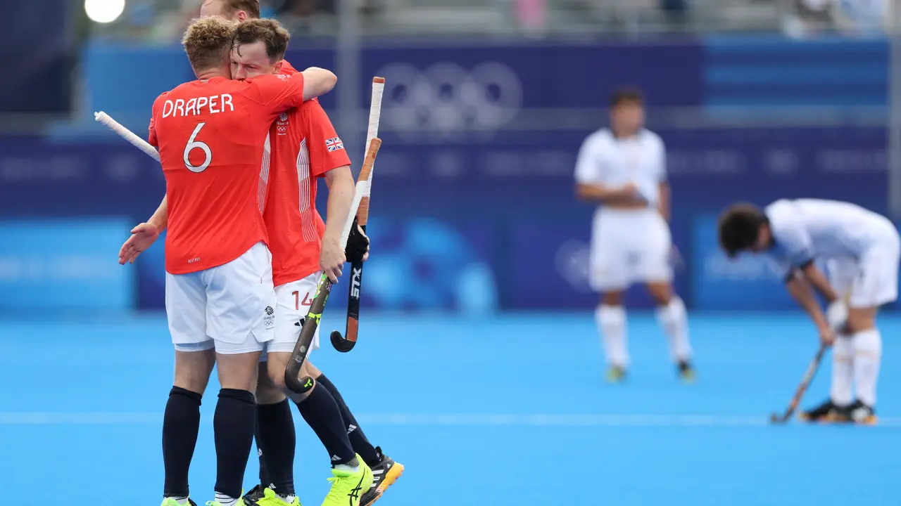 - Los jugadores brit&aacute;nicos Jacob Draper (i) y James Albery (2i) celebran tras marcar contra Espa&ntilde;a durante su partido de hockey de los Juegos Ol&iacute;mpicos de Par&iacute;s 2024 disputado este s&aacute;bado en el estadio Yves-du-Manoir. EFE/ Sashenka Guti&eacute;rrez