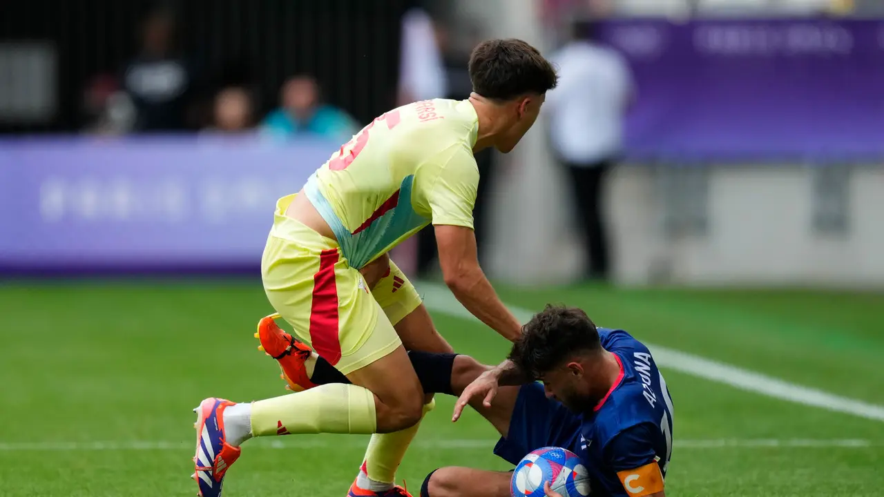 El delantero Edison Azcona (d) de Rep&uacute;blica Dominicana disputa un bal&oacute;n ante el defensa espa&ntilde;ol Pau Cubars&iacute; durante el partido de f&uacute;tbol masculino del Grupo C de primera ronda de los Juegos Ol&iacute;mpicos de Par&iacute;s 2024, entre R.Dominicana y Espa&ntilde;a, celebrado, en el Estadio de Burdeos (Francia). EFE/ M.Reino