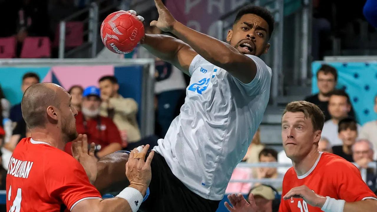 El argentino James Parker (c) en acci&oacute;n ante el noruego Christian Osullivan durante el debut de Noruega y Argentina en los Juegos de Par&iacute;s. EFE/EPA/MARTIN DIVISEK