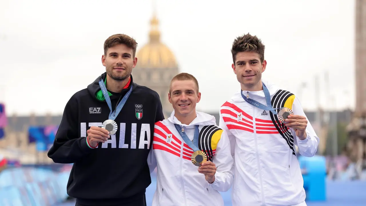 (I-D) El medallista de platal el italiano Filippo Ganna, el campe&oacute;n ol&iacute;mpico, el belga Remco Evenepoel o y su compatriota van Aert of Belgium en el Pont Alexandre III en Par&iacute;s, Francia. EFE/EPA/TERESA SUAREZ