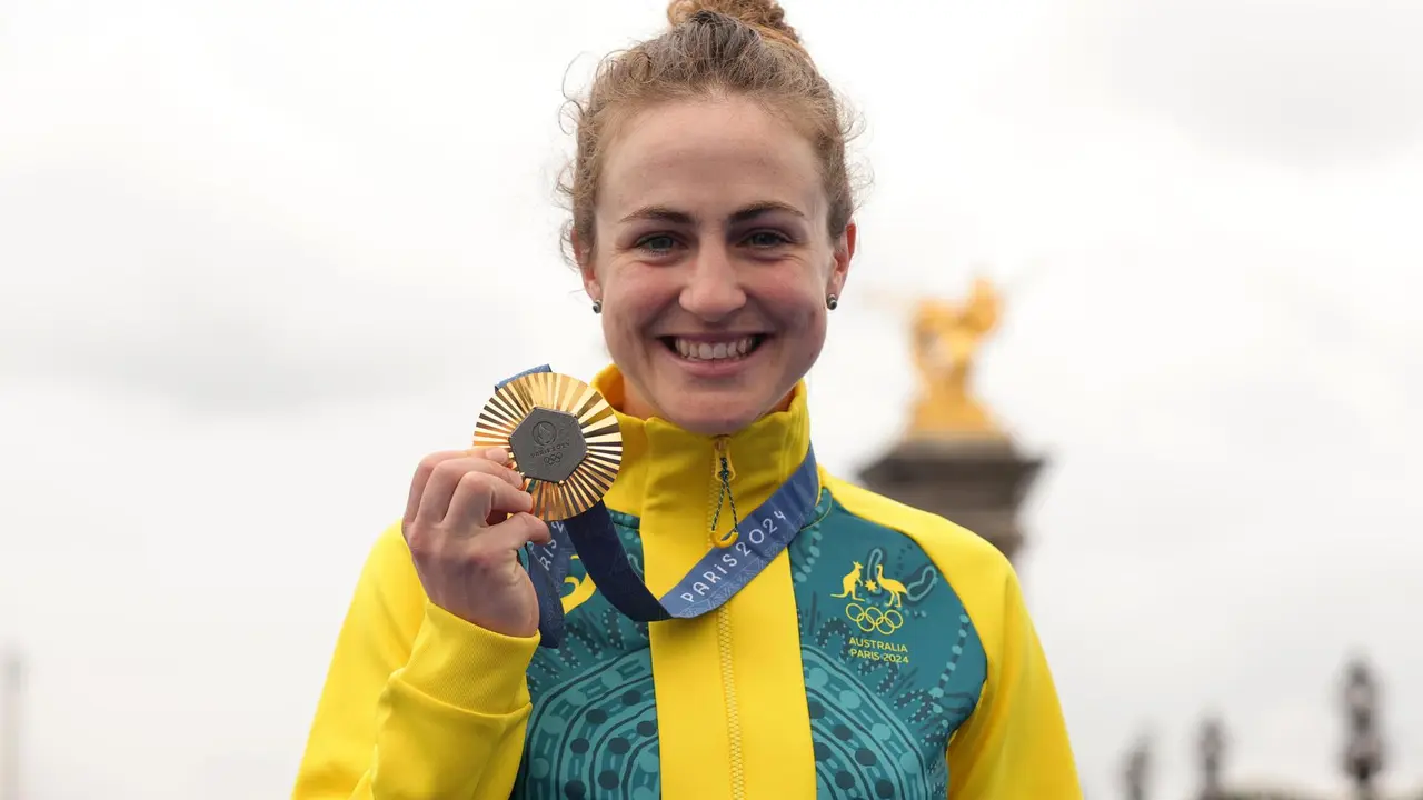 La australiana Grace Bronwn, campeona ol&iacute;mpica contrarreloj, con la medalla de oro en el Pont Alexandre III en Par&iacute;s, Francia. EFE/EPA/TERESA SUAREZ