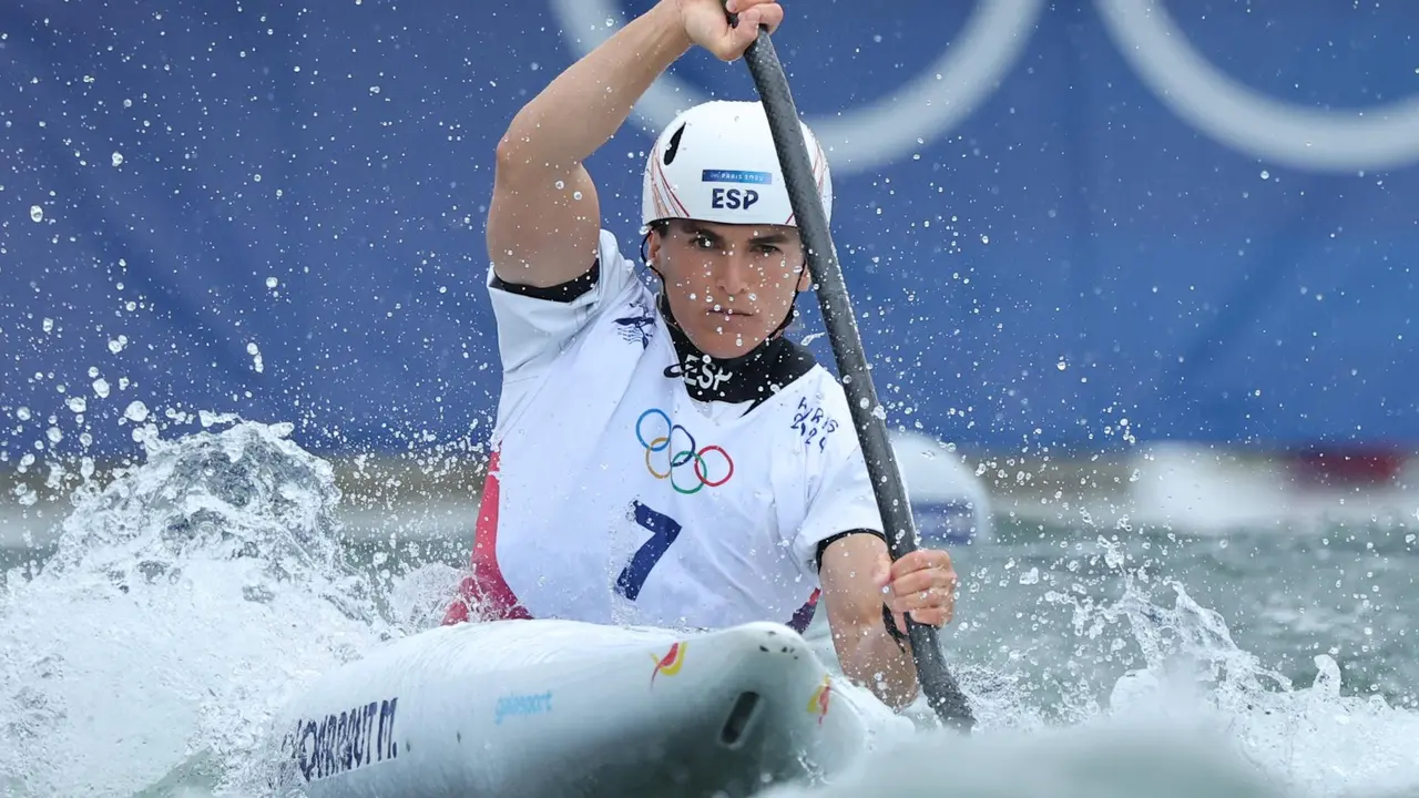 La espa&ntilde;ola Maialen Chourraut, en acci&oacute;n durante la prueba de Kayak del Pirag&uuml;ismo en los Juegos Ol&iacute;mpicos Paris 2024 en el estadio N&aacute;utico de Vaires-sur-Marne, en Francia.EFE/EPA/MAXIM SHIPENKOV
