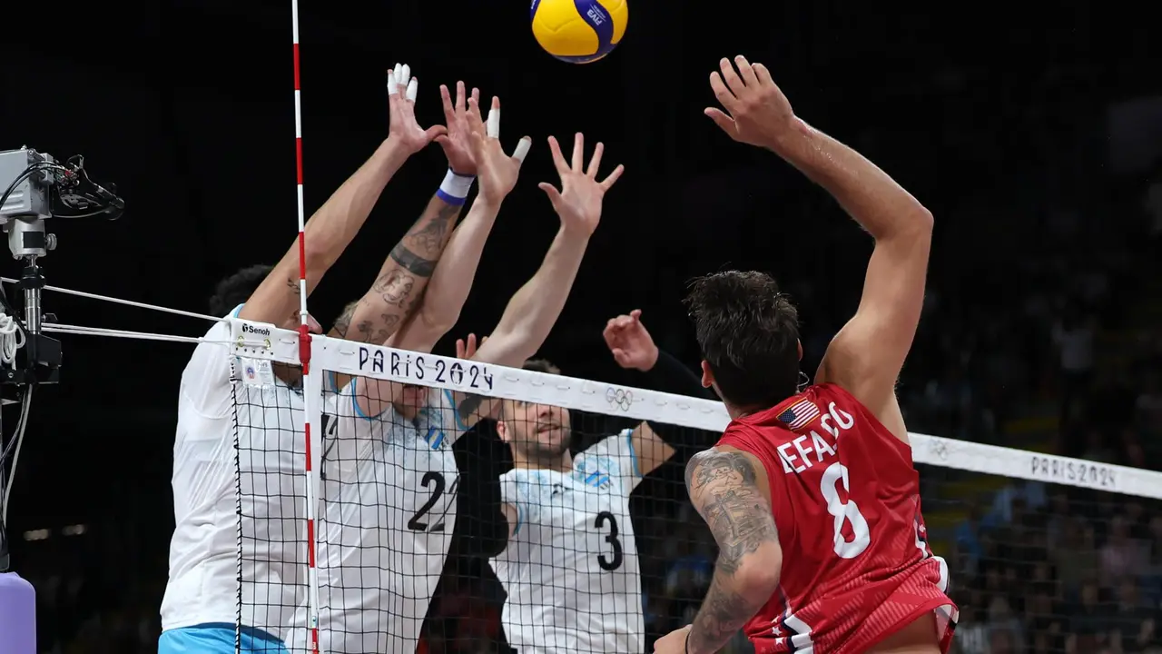 El estadounidense Torey DeFalco (d) en accion ante varios jugadores argentinos en el partido jugado en el South Paris Arena in Paris, Francia. EFE/EPA/MOHAMMED BADRA