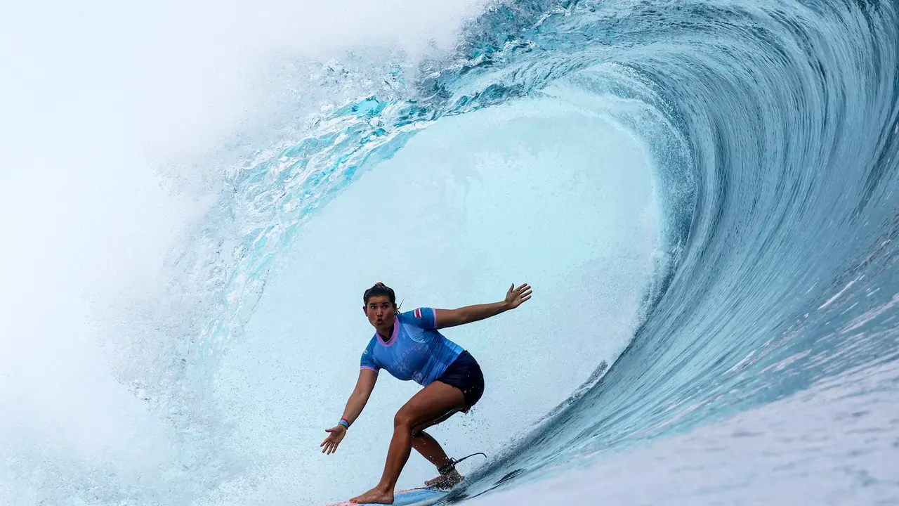Brisa Hennessy, de Costa Rica durante la primera ronda de la competici&oacute;n de surf este s&aacute;bado en Teahupo'o, Tahit&iacute;. EFE/EPA/FAZRY ISMAIL
