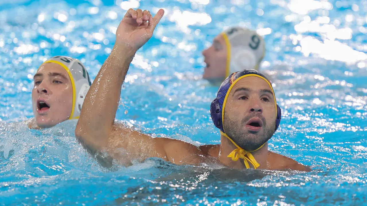 El jugador espa&ntilde;ol Felipe Perrone celebra tras marcar un gol a Australia durante el partido de waterpolo de losJuegos de Par&iacute;s 2024 disputado este domingo en el Centro Acu&aacute;tico de Par&iacute;s (Francia). EFE/ Kiko Huesca