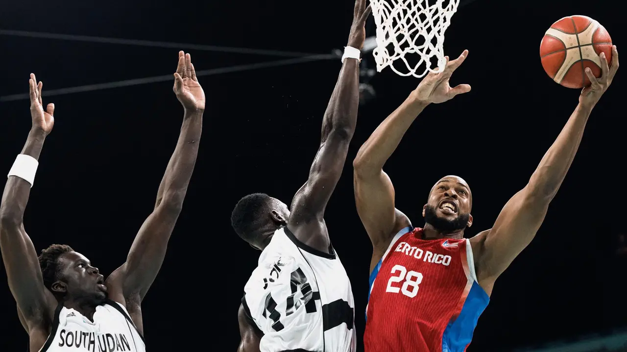Ismael Romero, de Puerto Rico, ante t Peter Jok, de Sud&aacute;n del Sur, durante el partido disputado este domingo, EFE/EPA/ALEX PLAVEVSKI