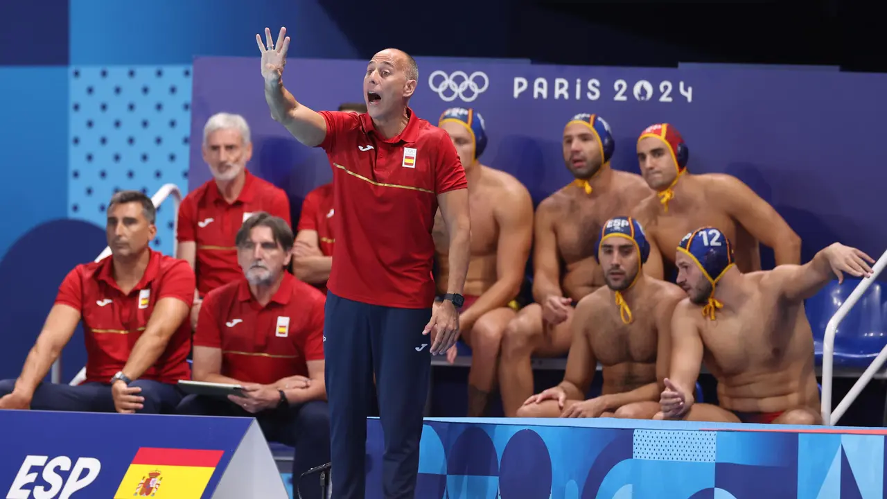 l seleccionador del equipo espa&ntilde;ol de waterpolo masculino, David Mart&iacute;n Lozano (c), da instrucciones a sus jugadores durante el partido de este domingo frente a Australia. EFE/ Kiko Huesca
