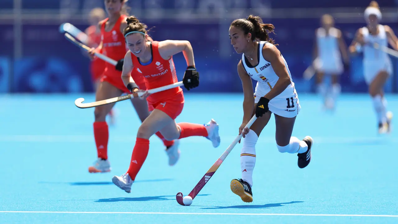 La espa&ntilde;ola Marta Segu (d) controla la bola durante el partido W06 del grupo B femenino en el marco de los Juegos Ol&iacute;mpicos de Par&iacute;s 2024 en Colombes, Francia, este domingo. EFE/ Sashenka Gutierrez