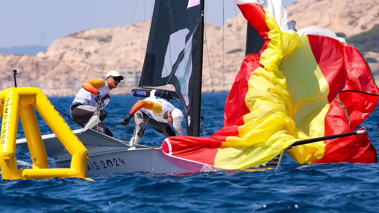 Diego Bot&iacute;n y Florian Trittel, componentes del 49er espa&ntilde;ol, en Marsella, Francia. EFE/EPA/OLIVIER HOSLET