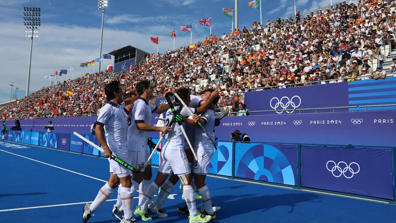 Los jugadores espa&ntilde;oles celebran la victoria ante Alemania tras el partido de Hockey sobre Hierba Masculino del Grupo A, en el marco de los Juegos Ol&iacute;mpicos de Par&iacute;s 2024 en el estadio Yves-du-Manoir de Colombes, Francia, este domingo. EFE/ Sashenka Guti&eacute;rrez