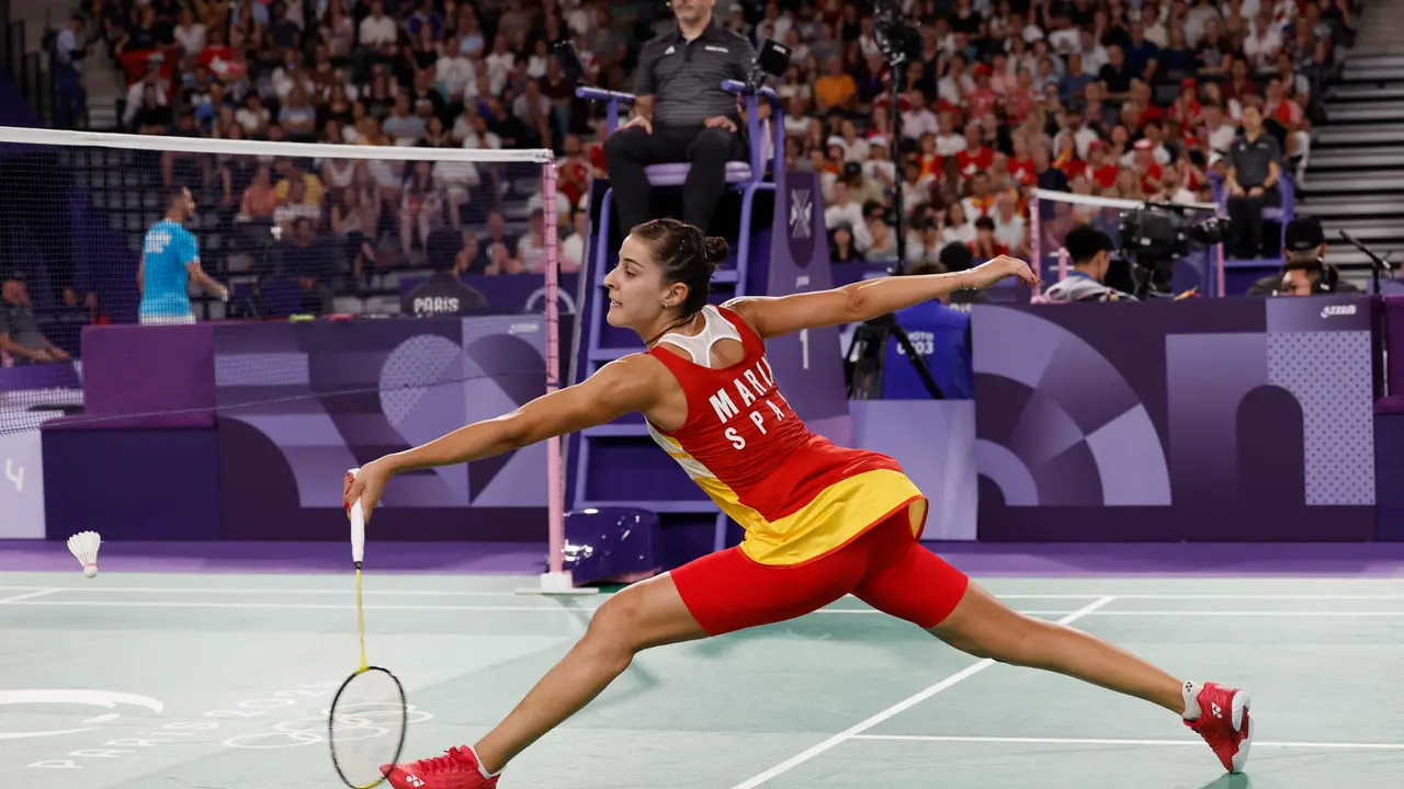 La jugadora de b&aacute;dminton espa&ntilde;ola Carolina Mar&iacute;n devuelve la pluma a la suiza Jenjira Stadelmann durante su partido de la fase de grupos de la competici&oacute;n de b&aacute;dminton femenino individual de los Juegos Ol&iacute;mpicos de Par&iacute;s 2024 este domingo en el pabell&oacute;n Arena Porte de Chapelle en Par&iacute;s, Francia. EFE/ Julio Mu&ntilde;oz