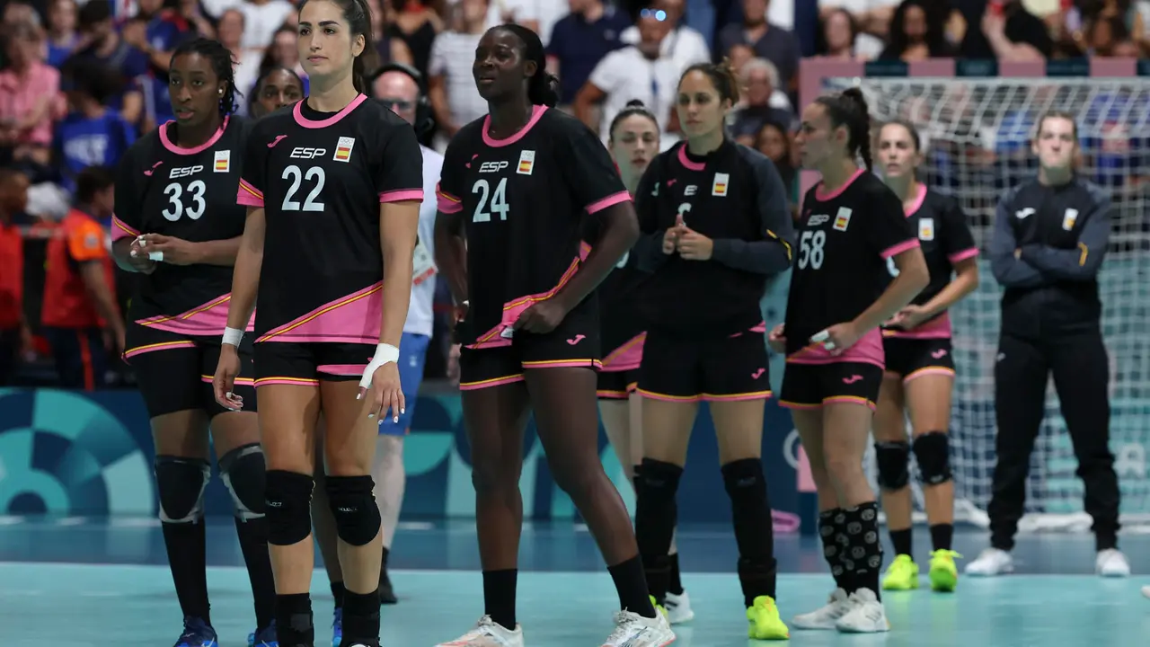Las jugadoras espa&ntilde;olas tras la derrota ante Angola este domingo, en el partido de ronda preliminar del Grupo B de Balonmano Femenino, parte de los Juegos Ol&iacute;mpicos de Par&iacute;s 2024, en la capital fancesa. EFE/ Kiko Huesca