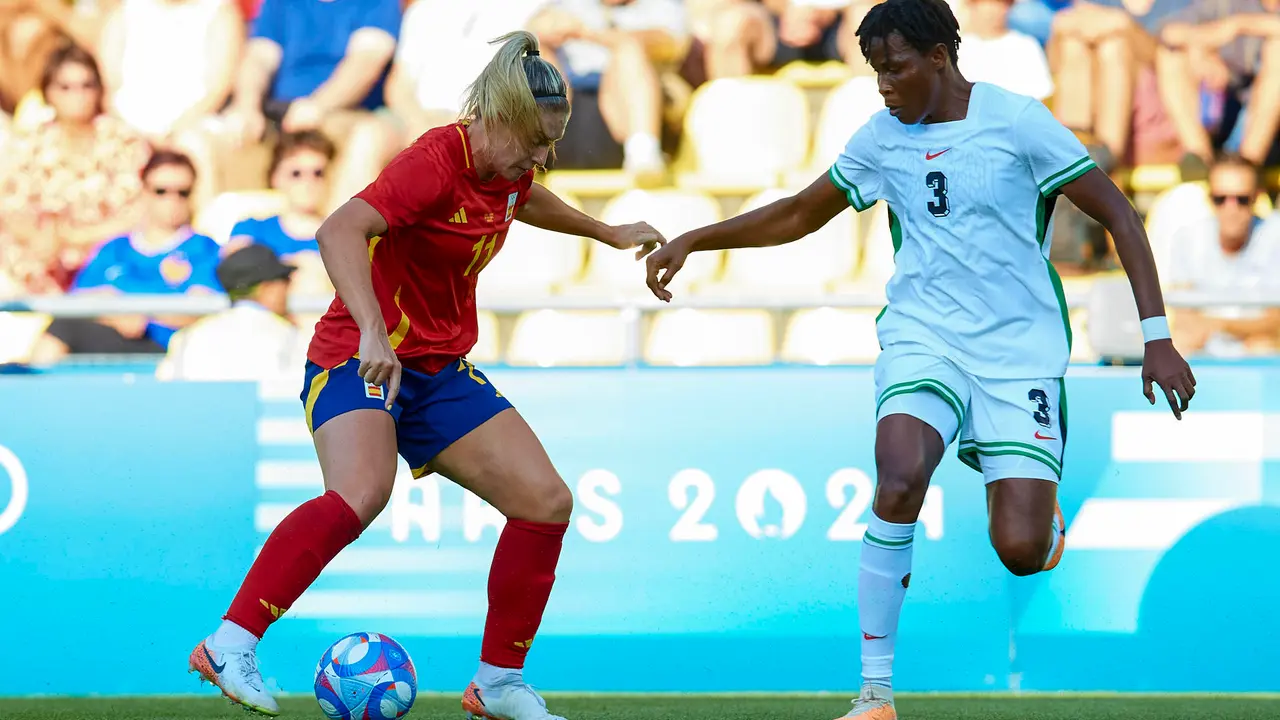 La centrocampista de la selecci&oacute;n espa&ntilde;ola Alexia Putellas (i) controla la pelota ante una jugadora de Nigeria en el segundo partido de la fase de grupos de los Juegos Ol&iacute;mpico de Par&iacute;s 2024. EFE/David Aliaga/RFEF