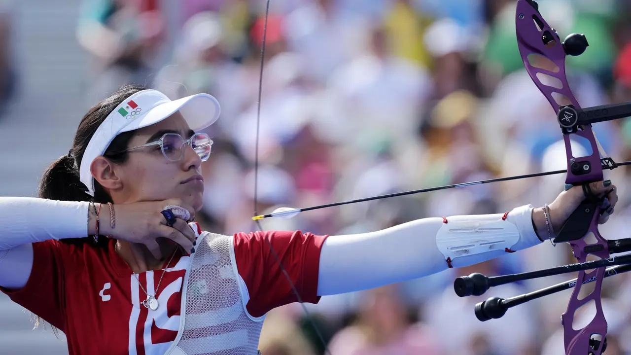 Ana Vazquez, del equipo mexicano femenino de tiro con arco en los Inv&aacute;lidos, de Francia. EPA/MARTIN DIVISEK