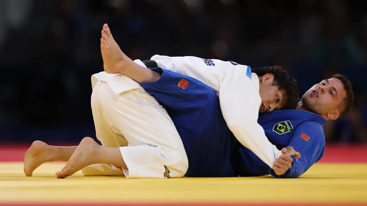 El judoka japon&eacute;s Hifumi Abe (blanco) compite ante el brasile&ntilde;o Willian Lima en la final de Judo Masculino en la categor&iacute;a de -66 kilos de los Juegos Ol&iacute;mpicos de Par&iacute;s 2024 este domingo en Par&iacute;s. EFE/ Miguel Guti&eacute;rrez