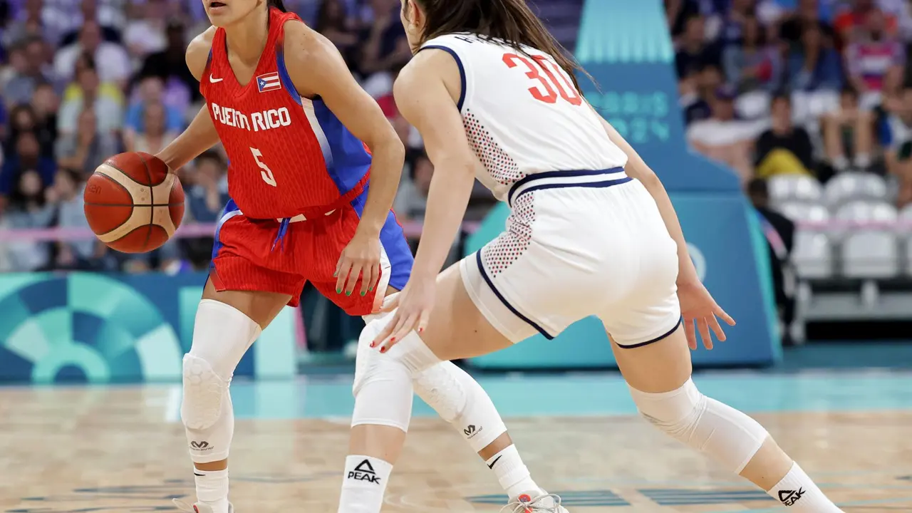 La jugadora de Puerto Rico Pamela Rosado (I) en acci&oacute;n ante la serbia Aleksandra Katanic durante el partido de baloncesto del grupo A jugado en el Pierre Mauroy Stadium en Villeneuve-d'Ascq, Francia.. EPA/ALEX PLAVEVSKI