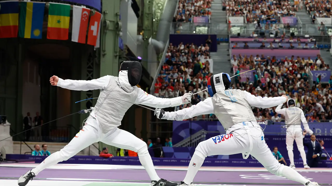 El esgrimista espa&ntilde;ol Carlos Llavador (i) se enfrenta al surcoreano Taegyu Ha (d) en su combate de florete individual masculino de los Juegos Ol&iacute;mpicos de Par&iacute;s 2024 en el Grand Palais, en Par&iacute;s, Francia. Llavador gan&oacute; por 15-13. EFE/ Julio Mu&ntilde;oz