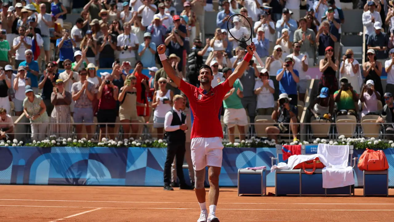 El tenista serbio Novak Djokovic celebra tras imponerse al espa&ntilde;ol Rafa Nadal en el partido celebrado en el marco de los Juegos Ol&iacute;mpicos de Par&iacute;s, este lunes. EFE/ Juanjo Mart&iacute;n