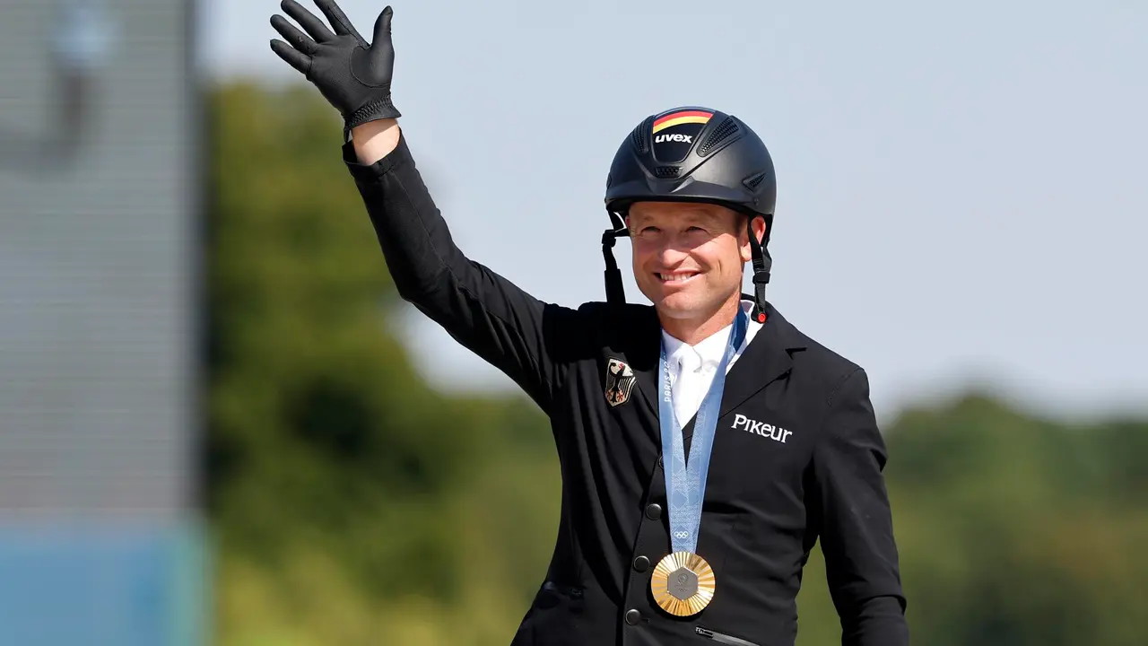 La medallista de oro, la alemana Michael Jung en el Castillo de Versalles, Francia. EFE/EPA/ERIK S. LESSER