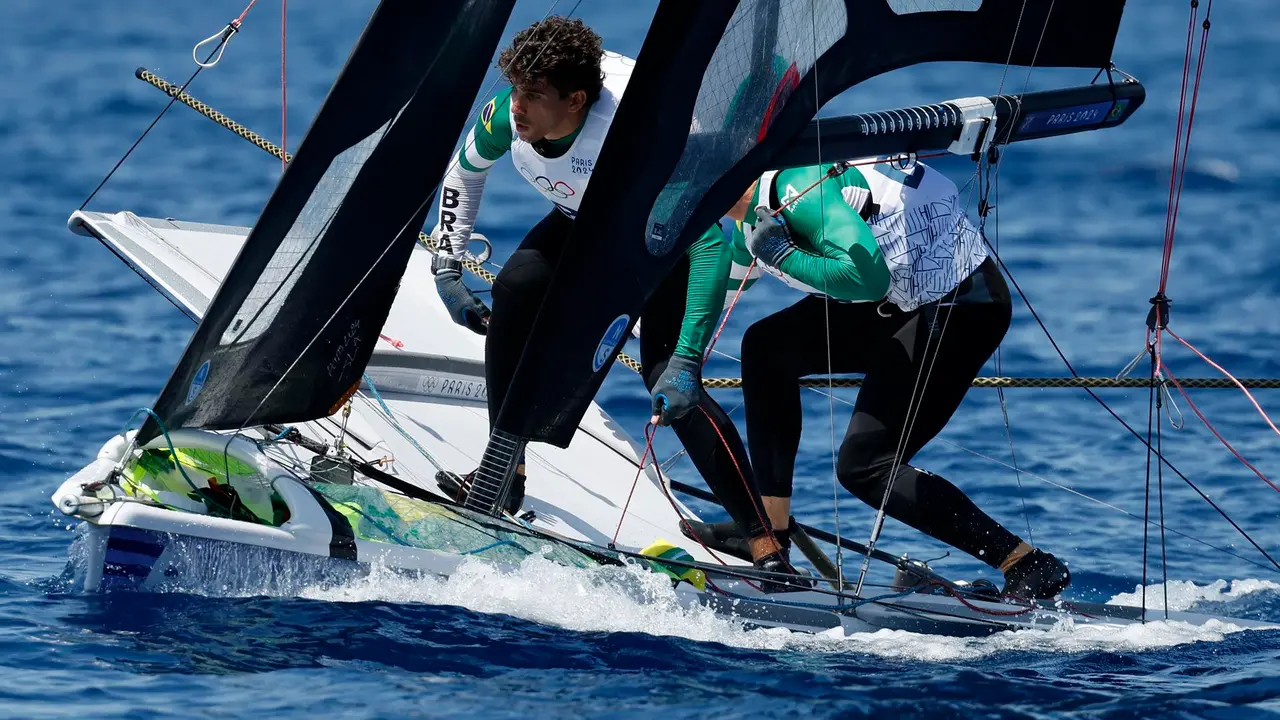 Las braisle&ntilde;as Marco Soffiatti Grael y Gabriel Silva Simoes en el 49er FX en Marsella, Francia. EFE/EPA/SEBASTIEN NOGIER