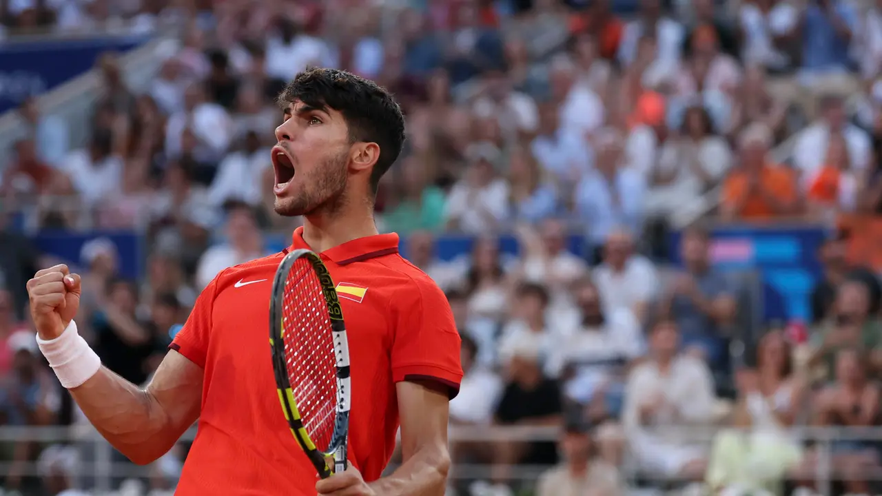 El tenista espa&ntilde;ol Carlos Alcaraz reacciona ante el holand&eacute;s Tallon Griekspoor durante el partido de tenis de segunda ronda individual masculino celebrado en el marco de los Juegos Ol&iacute;mpicos de Par&iacute;s, este lunes, en la pista Pista Philippe-Chatrier de la capital francesa. EFE/ Juanjo Mart&iacute;n