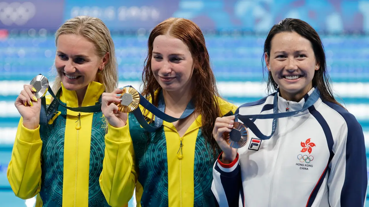 (I-D) Lal medallista de plata Ariarne Titmus, su compatriota Mollie O'Callaghan, y la hongkonesa Siobhan Bernadette Haughey, bronce, tras los 200m libres en los Juegos de Par&iacute;s. EFE/EPA/RONALD WITTEK