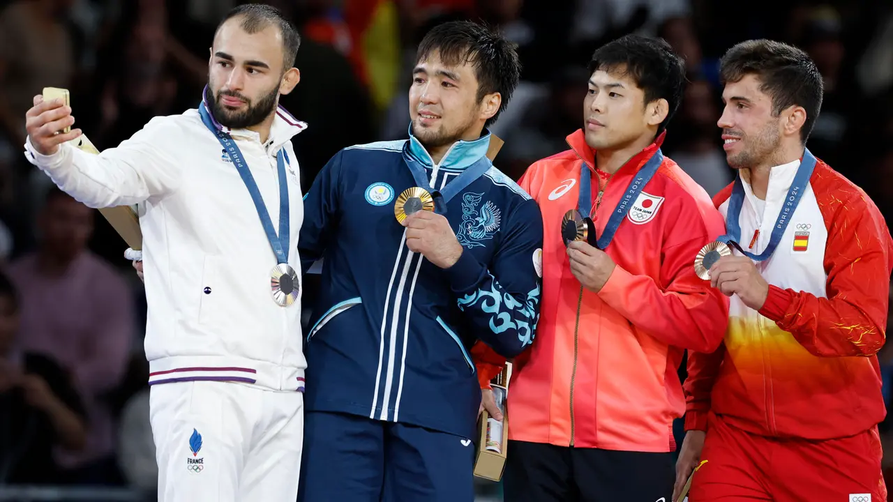 El espa&ntilde;ol Francisco Garrigos (d) y el japon&eacute;s Ryuju Nagayama (a su lado) con la medalla de bronce en el podio de ganadores. EFE/ Chema Moya