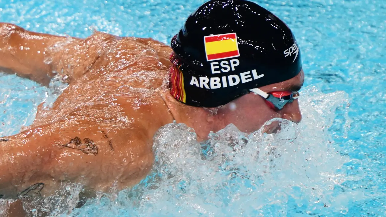 El nadador espa&ntilde;ol Arbidel Gonzalez logr&oacute; este martes la clasificaci&oacute;n para las semifinales de los 200 mariposa de los Juegos Ol&iacute;mpicos de Par&iacute;s. EFE/EPA/CHRISTIAN BRUNA