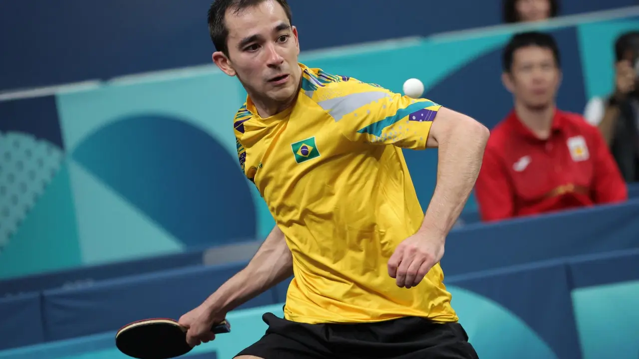 El brasile&ntilde;o Hugo Calderano durante el partido ante el espa&ntilde;ol &Aacute;lvaro Robles. EFE/EPA/TERESA SUAREZ