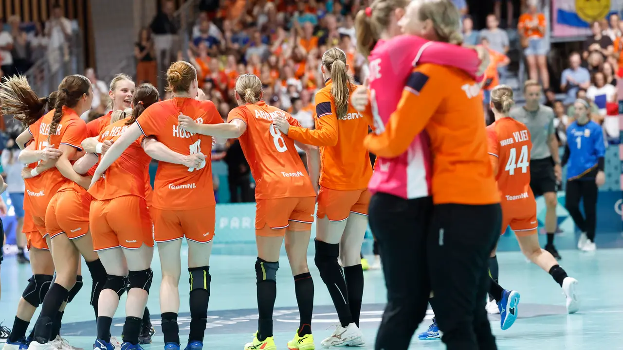 Las jugadoras neerlandesas celebran tras imponerse a Espa&ntilde;a por 29-24 en el partido de balonmano de los Juegos Ol&iacute;mpicos Par&iacute;s 2024 disputado por ambas selecciones, en Par&iacute;s, Francia. EFE/ Miguel To&ntilde;a