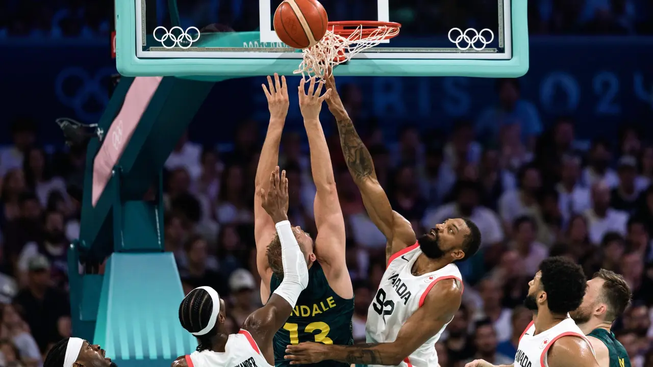 El jugador de Canad&aacute; Khem Birch of Canada (3-d) en acci&oacute;n ante Jock Landale de Australia (3-I) durante el partido del grupo A que han jugado Australia y Canada en the Paris 2024. EFE/EPA/ALEX PLAVEVSKI