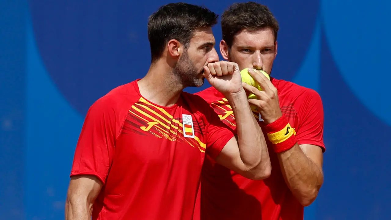Los tenistas espa&ntilde;oles Pablo Carre&ntilde;o (d) y Marcel Granollers conversan ante la pareja australiana compuesta por Matthew Ebden y John Peers este martes, durante el partido de segunda ronda de dobles masculino de tenis, parte de los Juegos Ol&iacute;mpicos de Par&iacute;s 2024, en la capital francesa. EFE/ Juanjo Mart&iacute;n