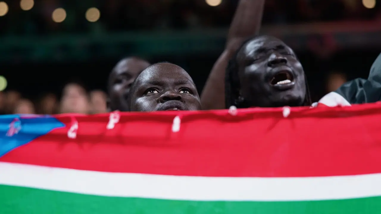 Hinchas de suda en el Pierre Mauroy Stadium en Villeneuve-d'Ascq, Francia. EFE/EPA/ALEX PLAVEVSKI