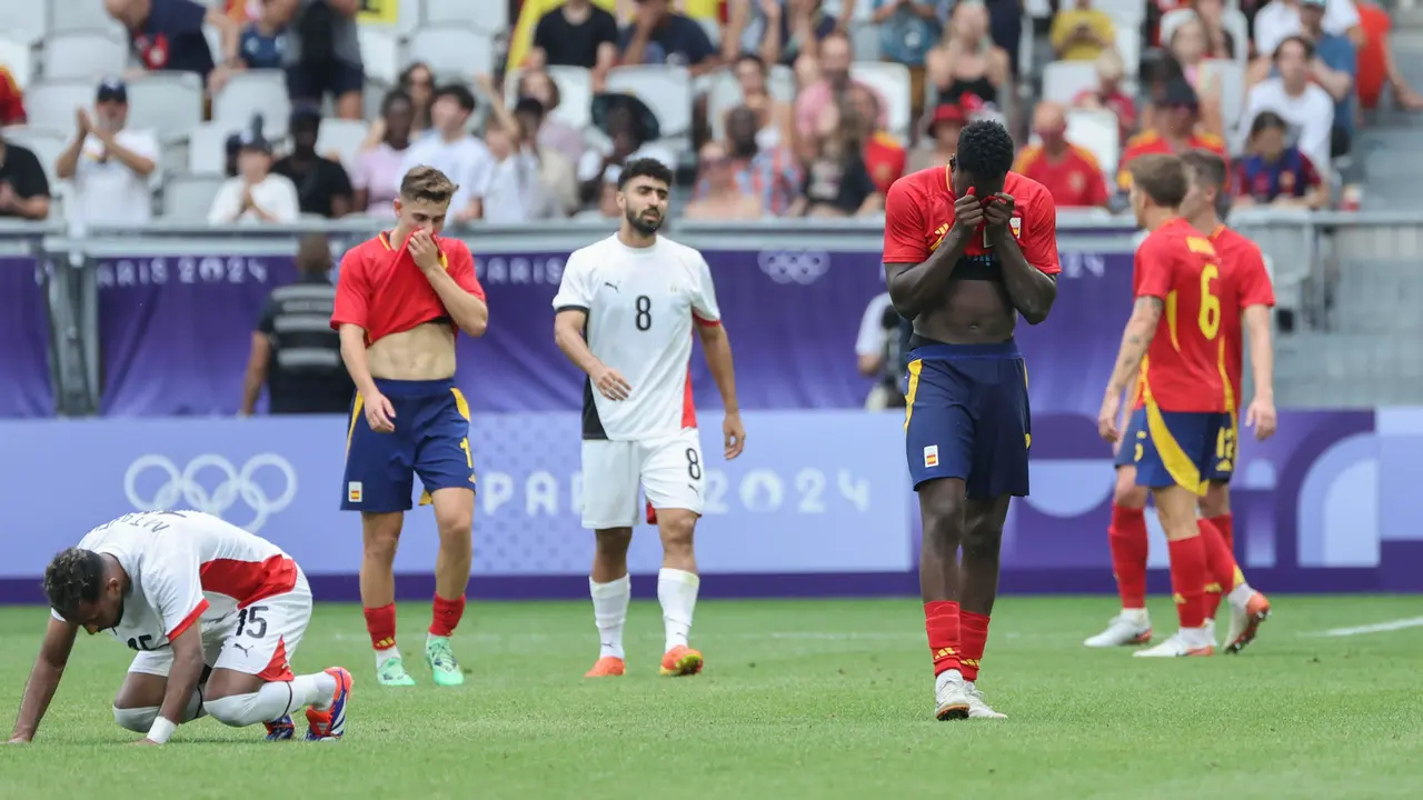 El futbolista espa&ntilde;ol Samuel Omorodion (D) tras el partido del Grupo C de f&uacute;tbol masculino de los Juegos Ol&iacute;mpicos de Par&iacute;s 2024 en el Estadio de Burdeos (Francia) este martes. Egipto ha vencido por 1-2. EFE/ Kiko Huesca