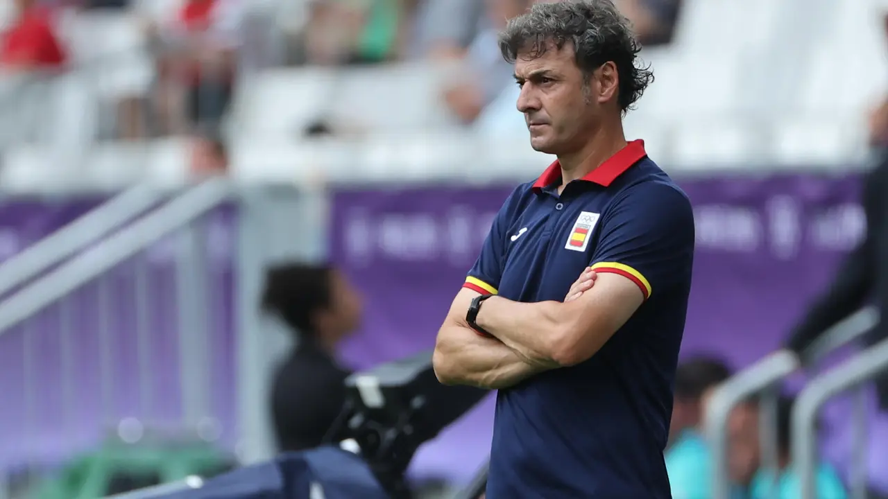 El entrenador espa&ntilde;ol, Santi Denia, da instrucciones a sus jugadores durante un partido del Grupo C de f&uacute;tbol masculino de los Juegos Ol&iacute;mpicos de Par&iacute;s 2024, entre Espa&ntilde;a y Egipto, en el Estadio de Burdeos (Francia) este martes. EFE/ Kiko Huesca