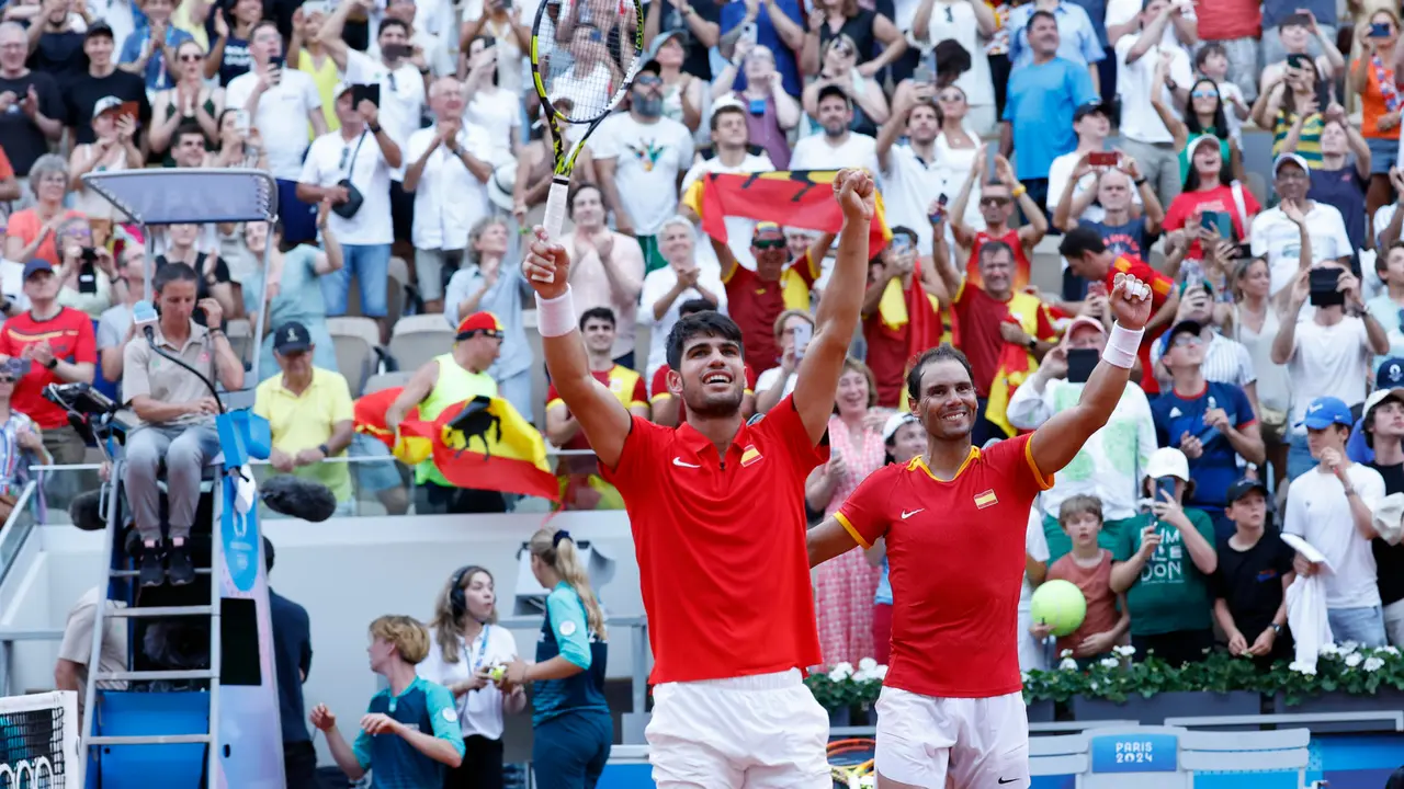 Los tenistas espa&ntilde;oles Rafa Nadal (d) y Carlos Alcaraz celebran su victoria ante la pareja de Pa&iacute;ses Bajos compuesta por Wesley Koolhof y Tallon Griekspoor este martes, durante el partido de segunda ronda de dobles masculino de tenis, parte de los Juegos Ol&iacute;mpicos de Par&iacute;s 2024, en la capital francesa. EFE/ Juanjo Mart&iacute;n