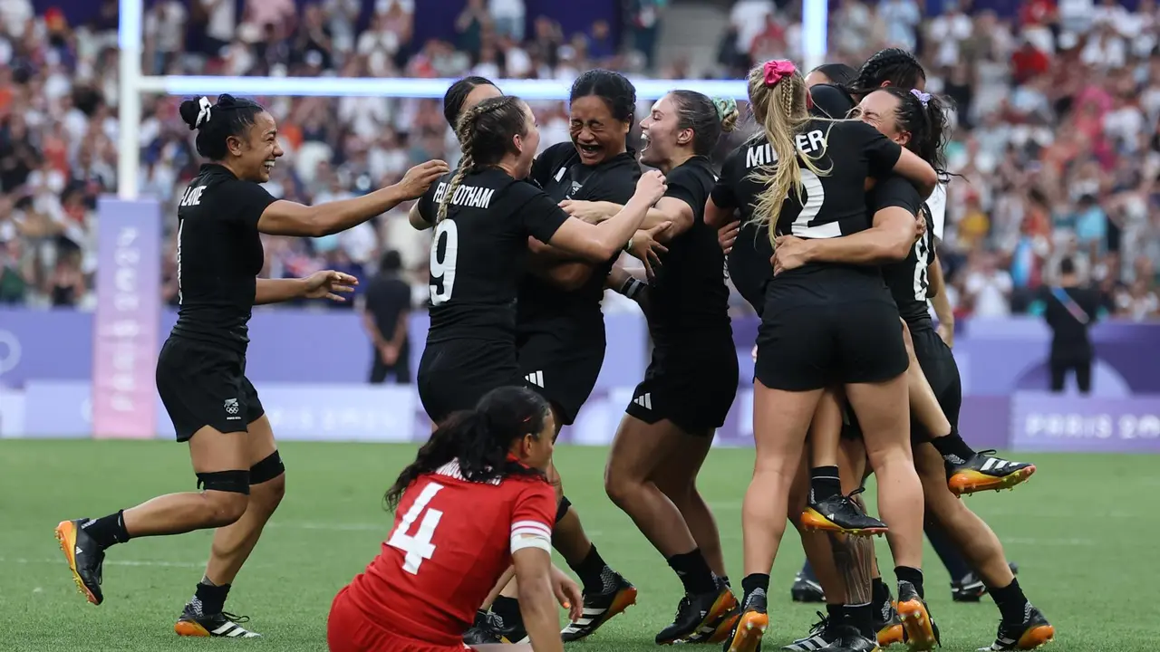 Las jugadoras de Nueva Zelanda celebran la medalla de oro lograda tras derrotar en la final a Canad&aacute; en el Stade de France en Saint Denis, Francia. EFE/EPA/CHRISTOPHE PETIT TESSON