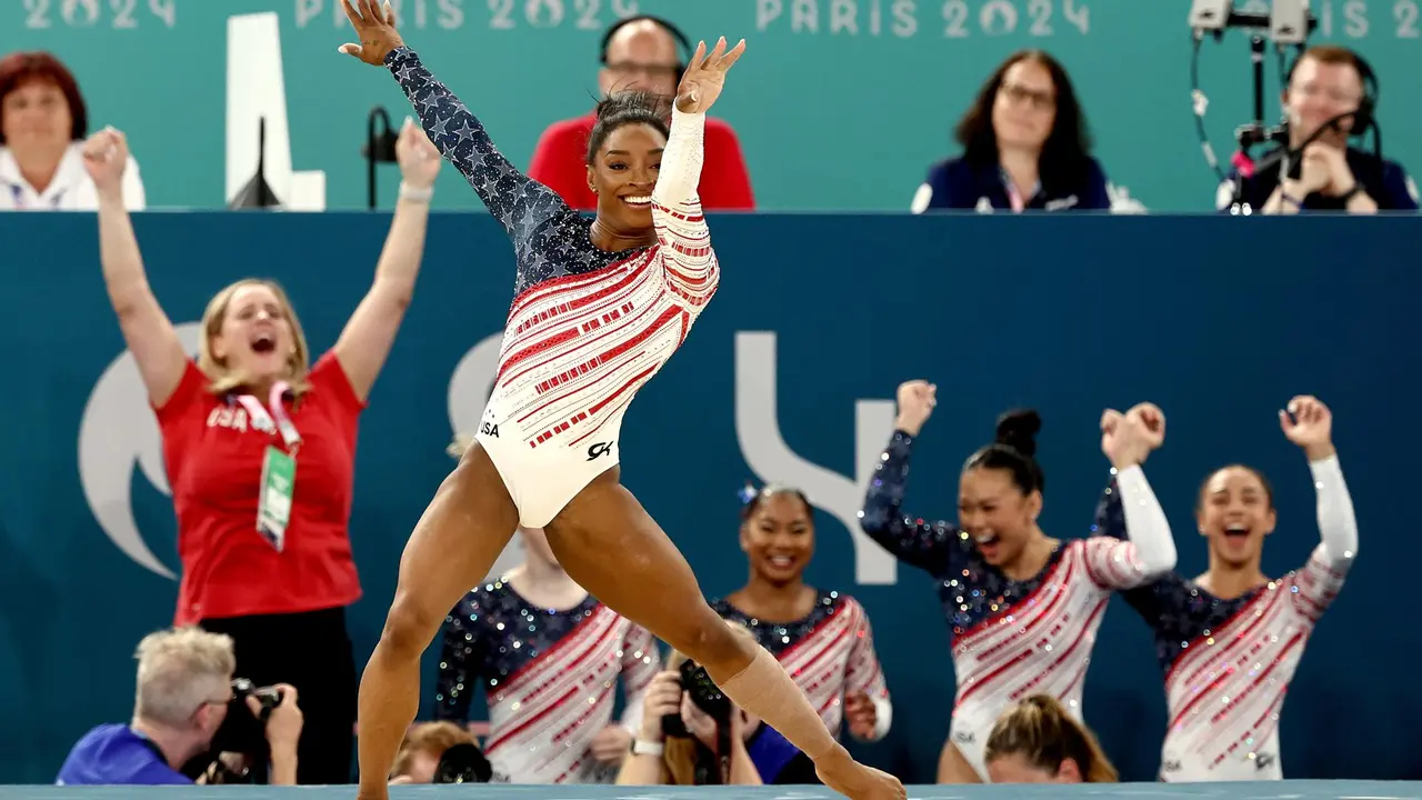 El equipo de Estados Unidos, impulsado por Simone Biles, logr&oacute; este martes la medalla de oro por equipos de gimnasia art&iacute;stica en el Bercy Arena in Paris, Francia. EFE/EPA/ANNA SZILAGYI