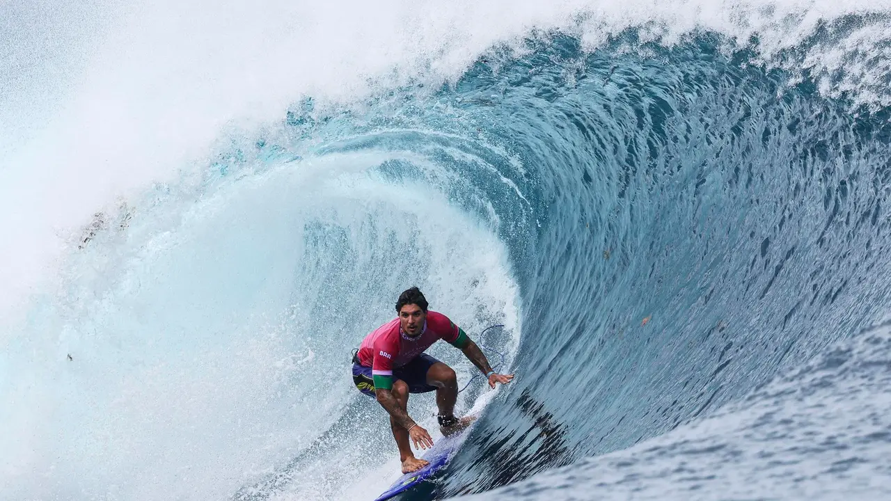 El surfista Gabriel Medina en Teahupo'o,Tahiti, Francia. EFE/EPA/FAZRY ISMAIL