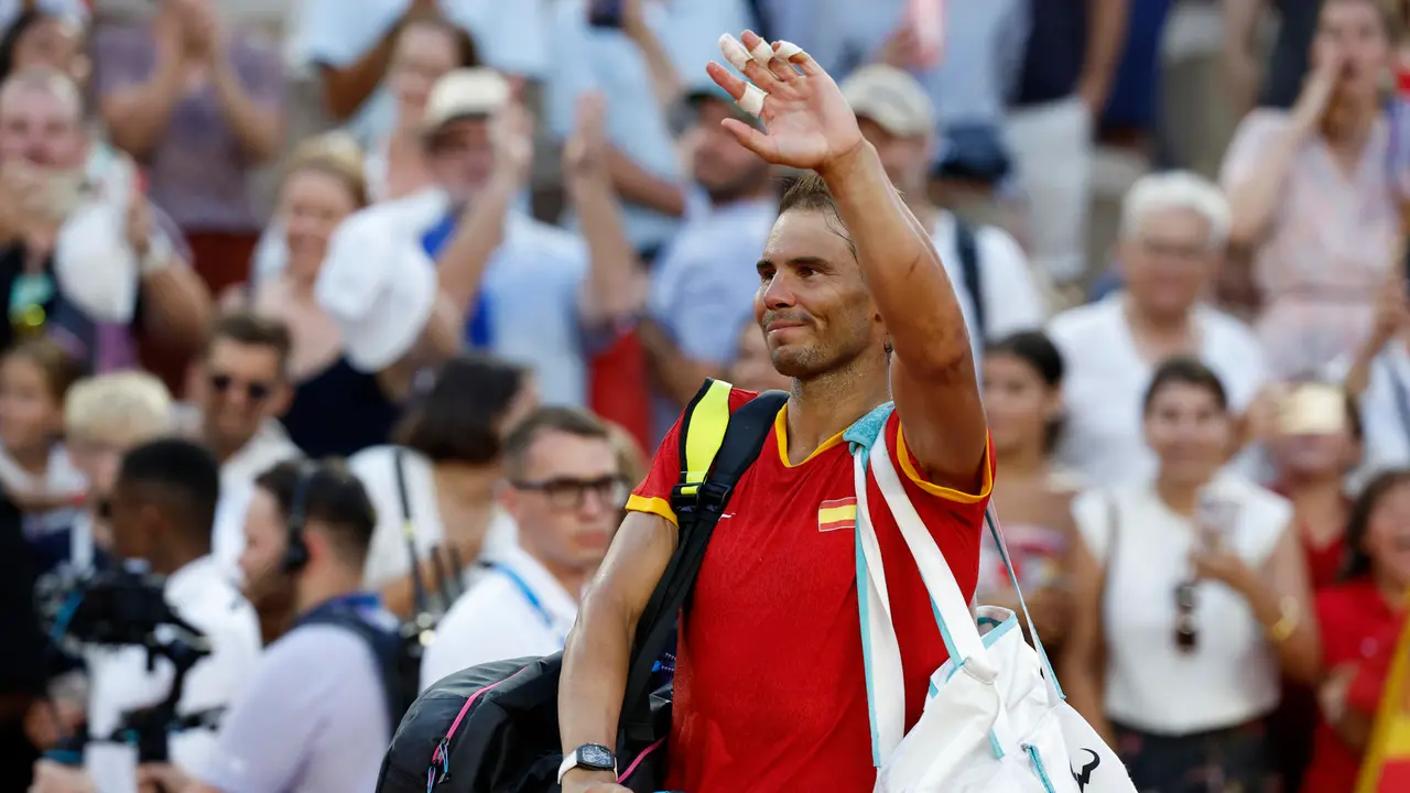 El tenista espa&ntilde;ol Rafa Nadal saluda tras la victoria ante la pareja de Pa&iacute;ses Bajos compuesta por Wesley Koolhof y Tallon Griekspoor este martes, durante el partido de segunda ronda de dobles masculino de tenis, parte de los Juegos Ol&iacute;mpicos de Par&iacute;s 2024, en la capital francesa. EFE/ Juanjo Mart&iacute;n