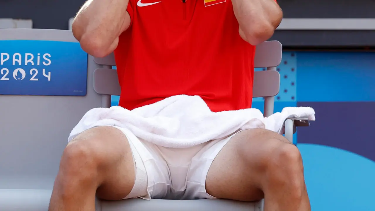 El tenista espa&ntilde;ol Carlos Alcaraz descansa ante la pareja de Pa&iacute;ses Bajos compuesta por Wesley Koolhof y Tallon Griekspoor este martes, durante el partido de segunda ronda de dobles masculino de tenis, parte de los Juegos Ol&iacute;mpicos de Par&iacute;s 2024, en la capital francesa. EFE/ Juanjo Mart&iacute;n