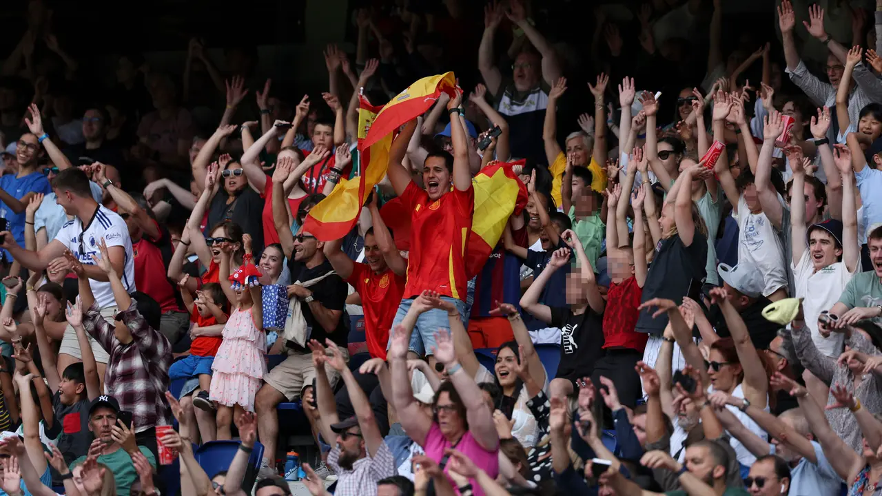 Aficionados espa&ntilde;oles en el Parque de los Pr&iacute;ncipes de Par&iacute;s.  EFE/ Miguel Guti&eacute;rrez