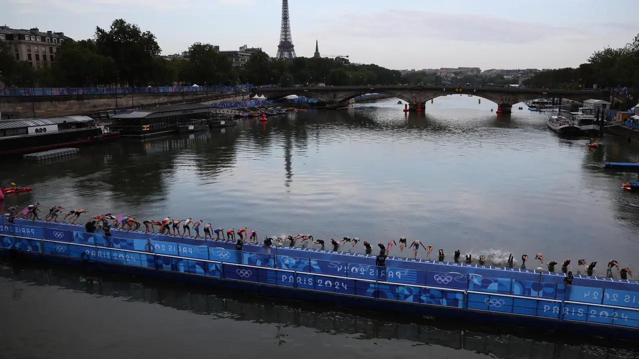 - La triatetas se lanzan al r&iacute;o Sena para disputar la primera etapa de la prueba de triatl&oacute;n femenino de los Juegos Ol&iacute;mpicos de Par&iacute;s 2024. EFE/ Miguel Guti&eacute;rrez