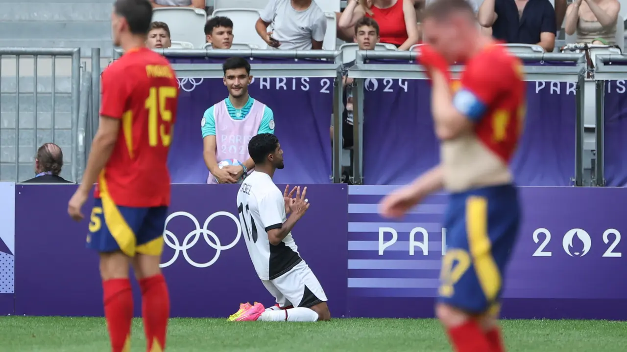 El jugador egipcio Ibrahim Adel (c) celebra tras anotar el 0-2 a Espa&ntilde;a durante su partido del Grupo C de f&uacute;tbol masculino de los Juegos Ol&iacute;mpicos de Par&iacute;s 2024 en el Estadio de Burdeos (Francia). EFE/ Kiko Huesca