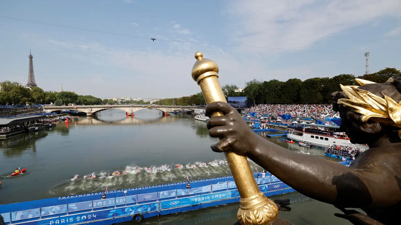 Atletas compiten en el triatlon masculino. EFE/EPA/MOHAMMED BADRA