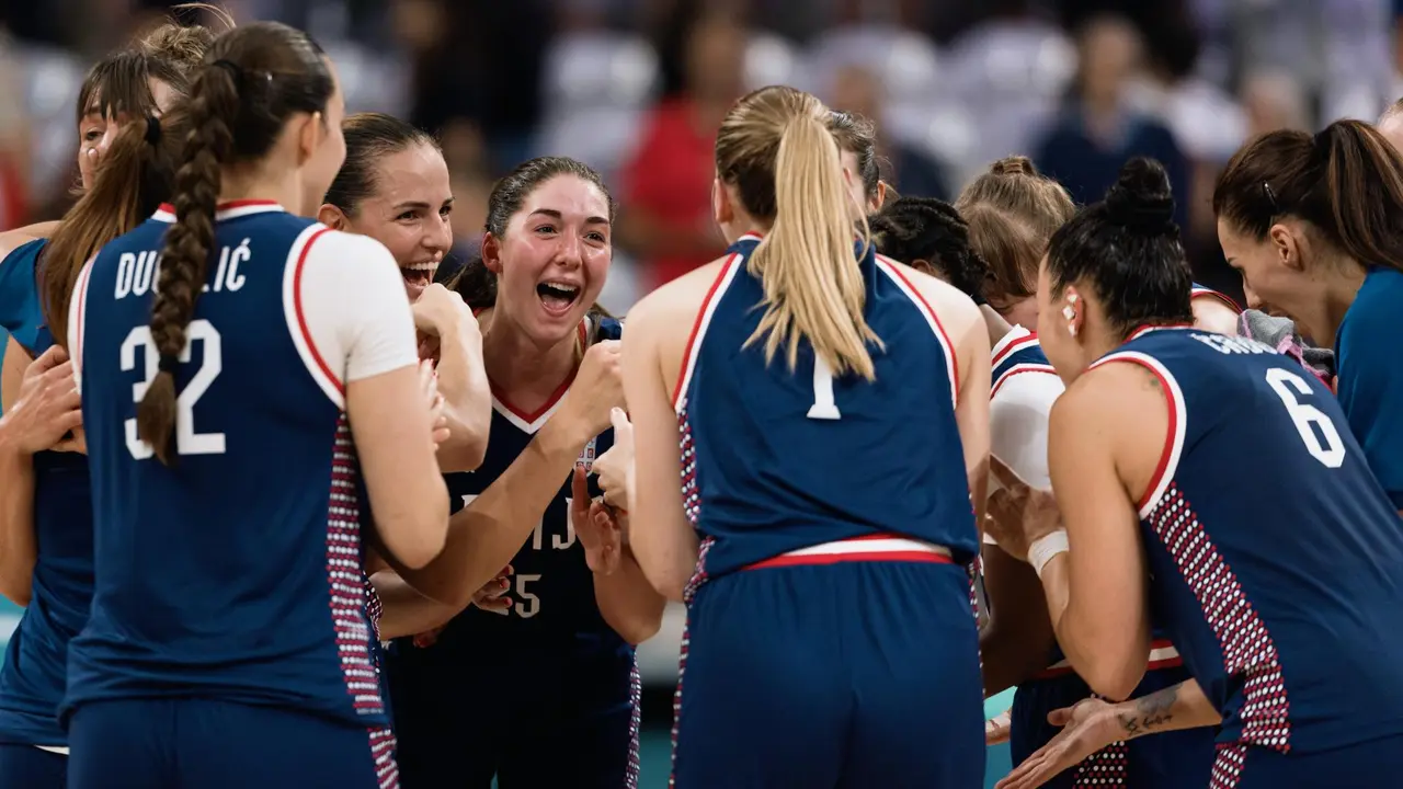 La selecci&oacute;n de Serbia celebra su triunfo sobre China. EFE/EPA/ALEX PLAVEVSKI