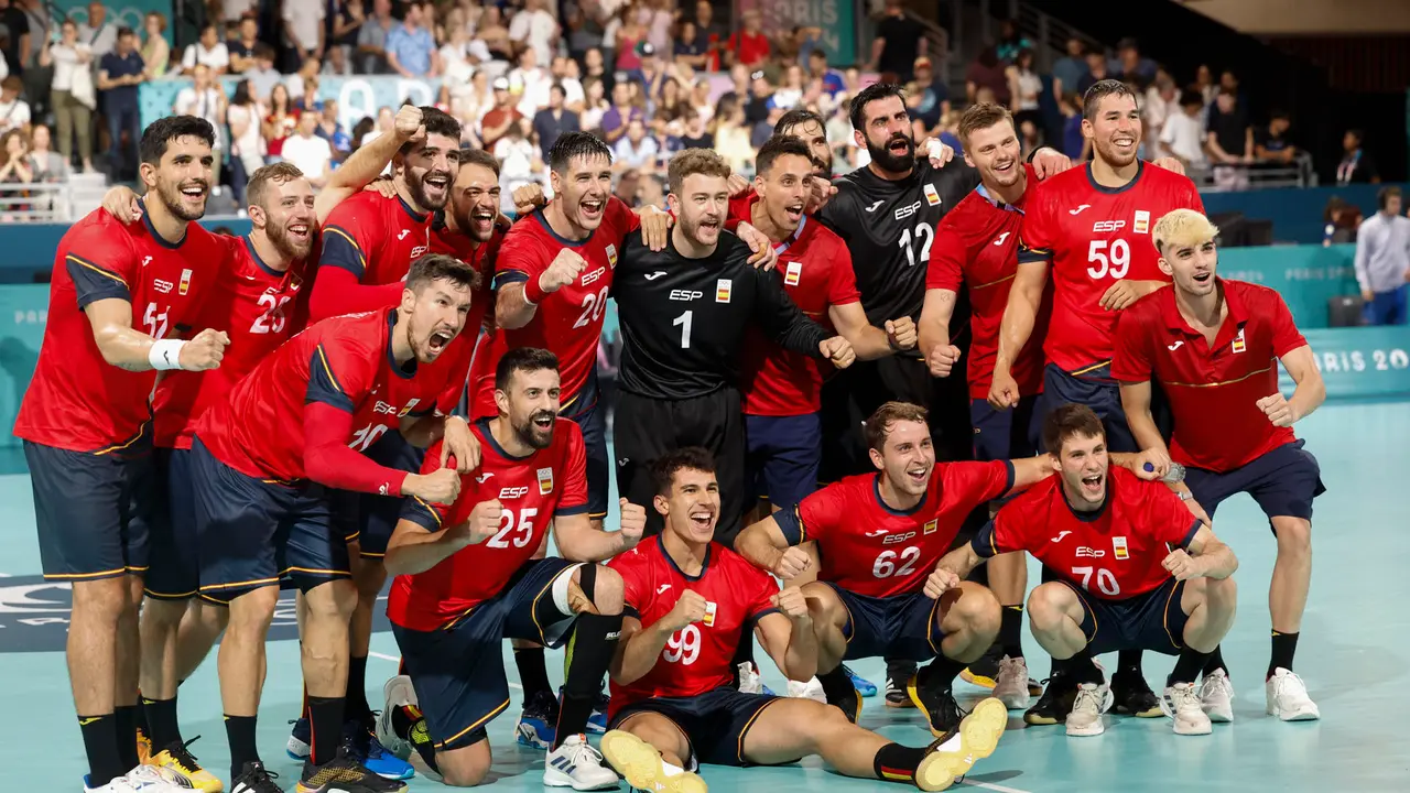 El equipo espa&ntilde;ol celebra la victoria ante el equipo nip&oacute;n durante el partido de la ronda preliminar del grupo A de balonmano celebrado en el marco de los Juegos Ol&iacute;mpicos, este mi&eacute;rcoles, en Par&iacute;s, Francia. EFE/ Miguel To&ntilde;a