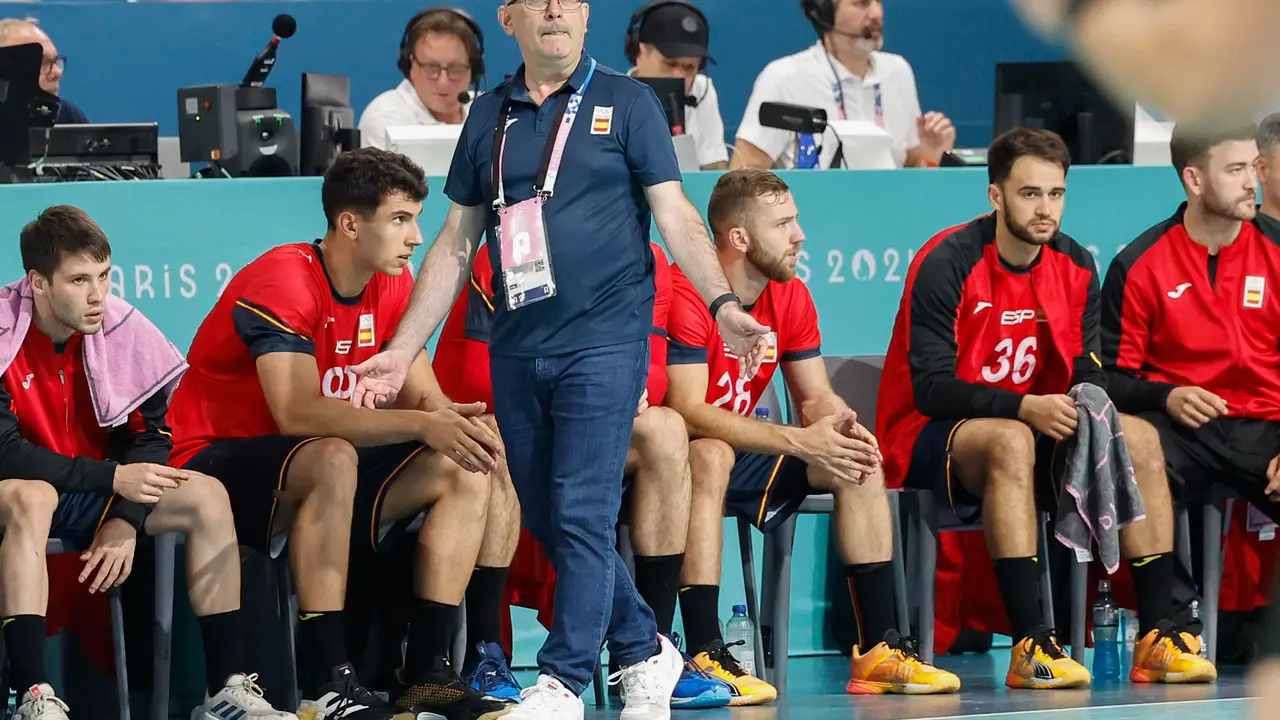 El entrenador espa&ntilde;ol Jordi Ribera durante el partido de la ronda preliminar del grupo A de balonmano celebrado en el marco de los Juegos Ol&iacute;mpicos, este mi&eacute;rcoles, en Par&iacute;s, Francia. EFE/ Miguel To&ntilde;a