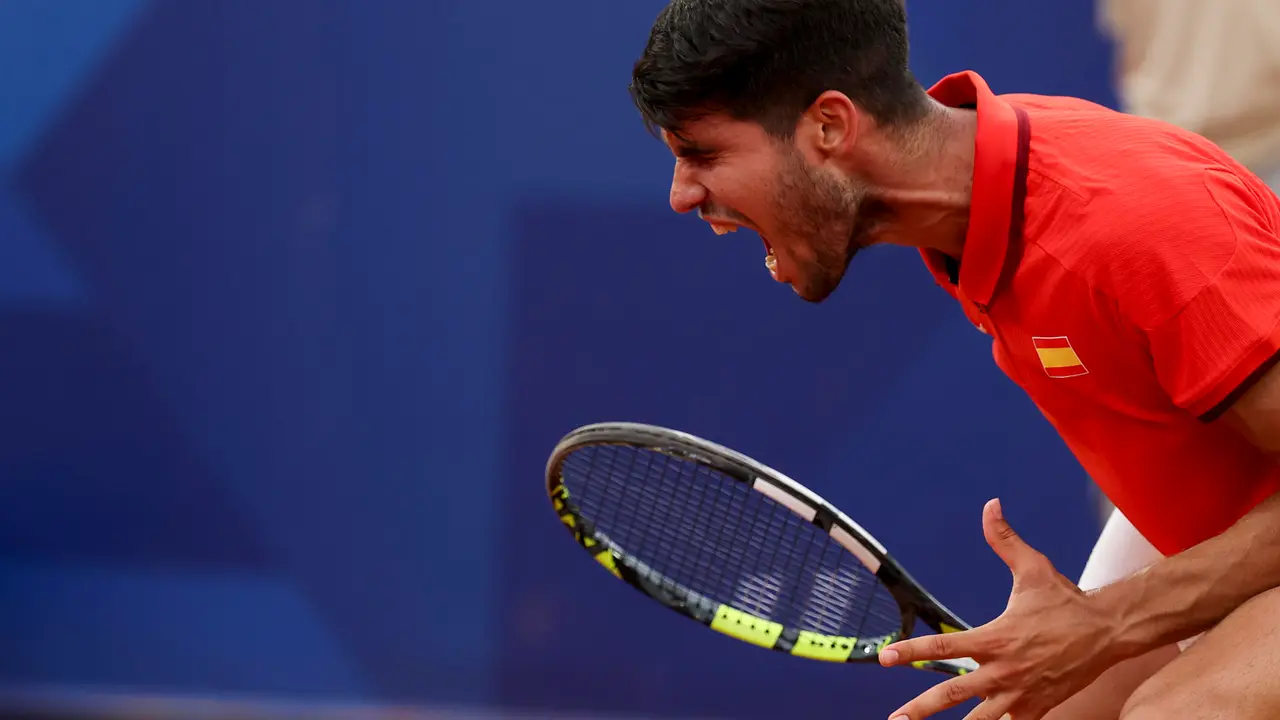 El tenista espa&ntilde;ol Carlos Alcaraz durante su partido de tercera ronda del torneo individual masculino de tenis de los Juegos Ol&iacute;mpicos de Par&iacute;s 2024 disputado contra el ruso Roman Safiullin en el complejo de tenis Roland Garros de Par&iacute;s. EFE/ Juanjo Mart&iacute;n