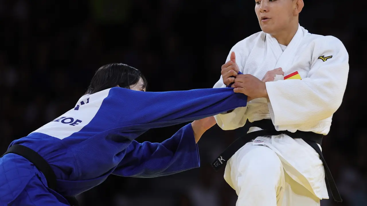 La judoca espa&ntilde;ola Ai Tsunoda Roustant en el combate de repasca ante la japonesa Saki Niizoe (azul) en la categor&iacute;a -70kg en los Campos de Martes en Paris. EFE/EPA/TERESA SUAREZ
